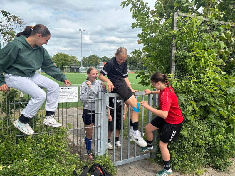 Zum Fußballspiel übers Tor