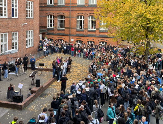 Ehrung der Mädchen-Oberstufenstaffel auf dem Schulhof der OzD